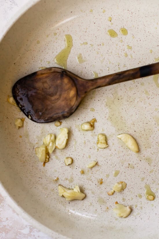 saute garlic in skillet