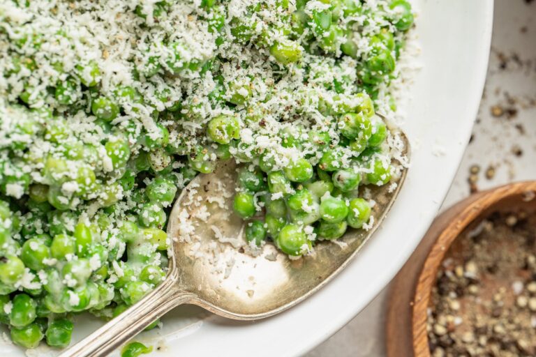 Cacio e Pepe Peas (Easy Frozen Peas Recipe) Cacio e Pepe Peas (Easy Frozen Peas Recipe)